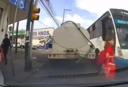 El momento fue captado por la cámara de un vehículo que se encontraba estacionado en el lugar El momento fue captado por la cámara de un vehículo que se encontraba estacionado en el lugar