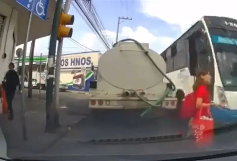 El momento fue captado por la c&aacute;mara de un veh&iacute;culo que se encontraba estacionado en el lugar