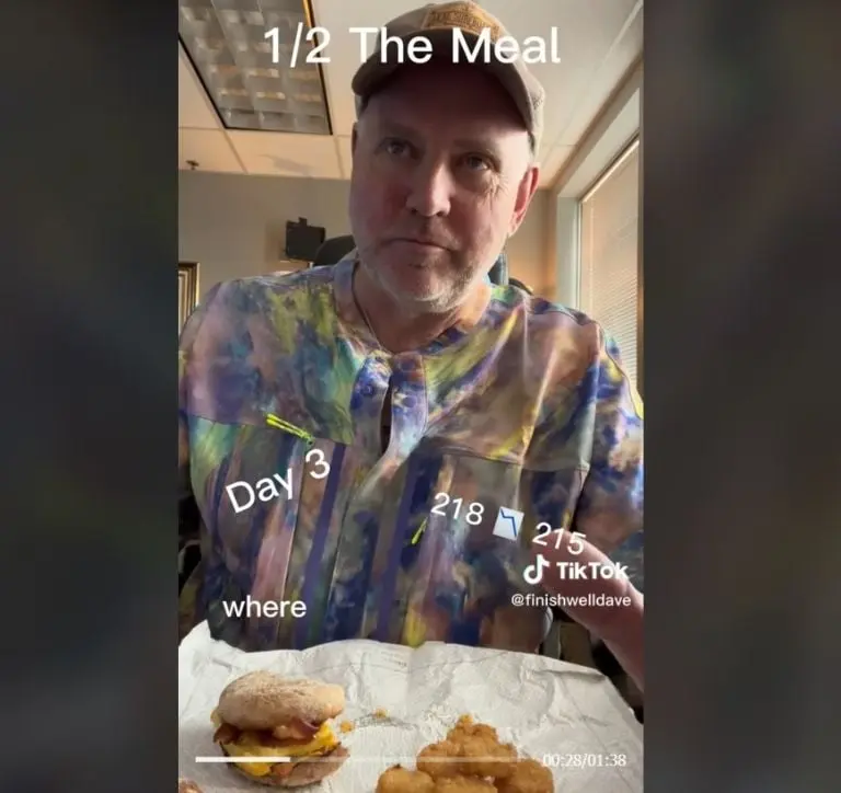 Hombre baja de peso comiendo hamburguesas (TikTok)