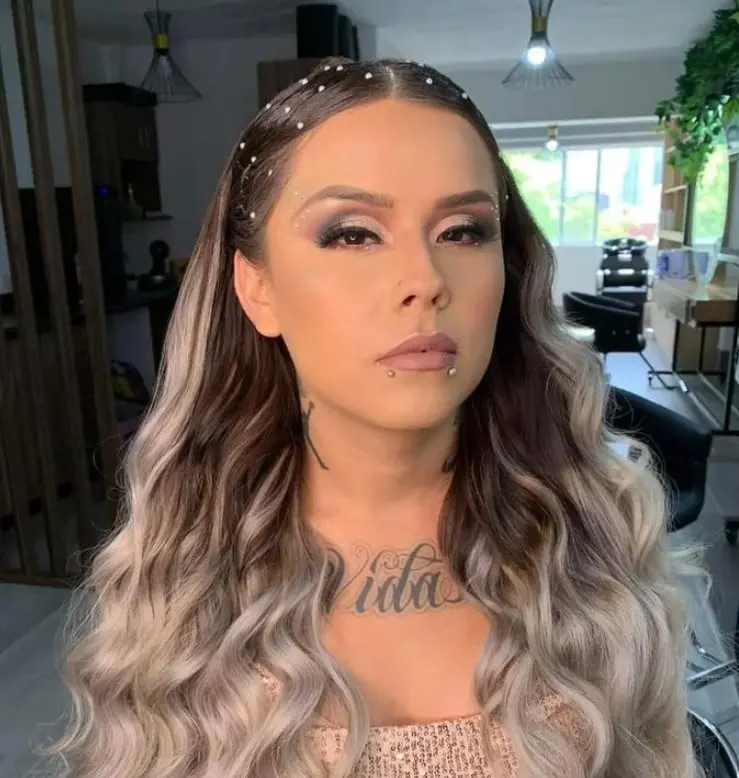 En agradecimiento al apoyo de sus seguidores, Mona comenzó a regalarles ropa a sus fans y a ayudar a los necesitados.