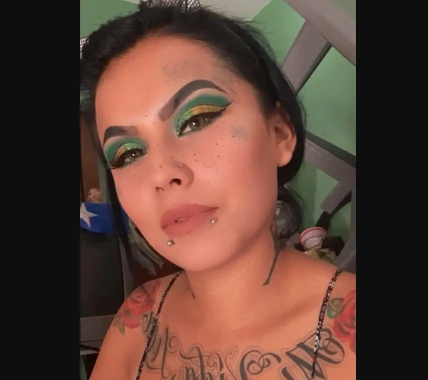 En sus comienzos Mona trabajaba en una tienda de ropa, pero gracias a sus ingresos de redes sociales pudo comprarse una casa a sus 23 años.