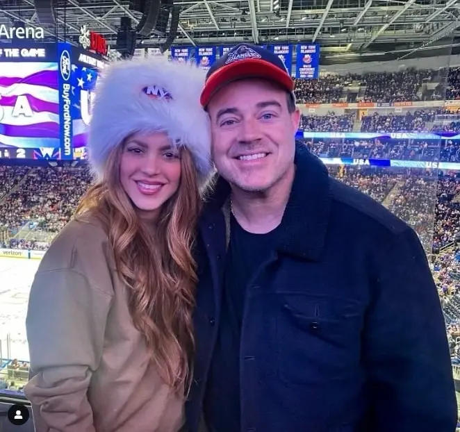 Shakira fue captada disfrutando del partido junto a Carson Daly Shakira fue captada disfrutando del partido junto a Carson Daly