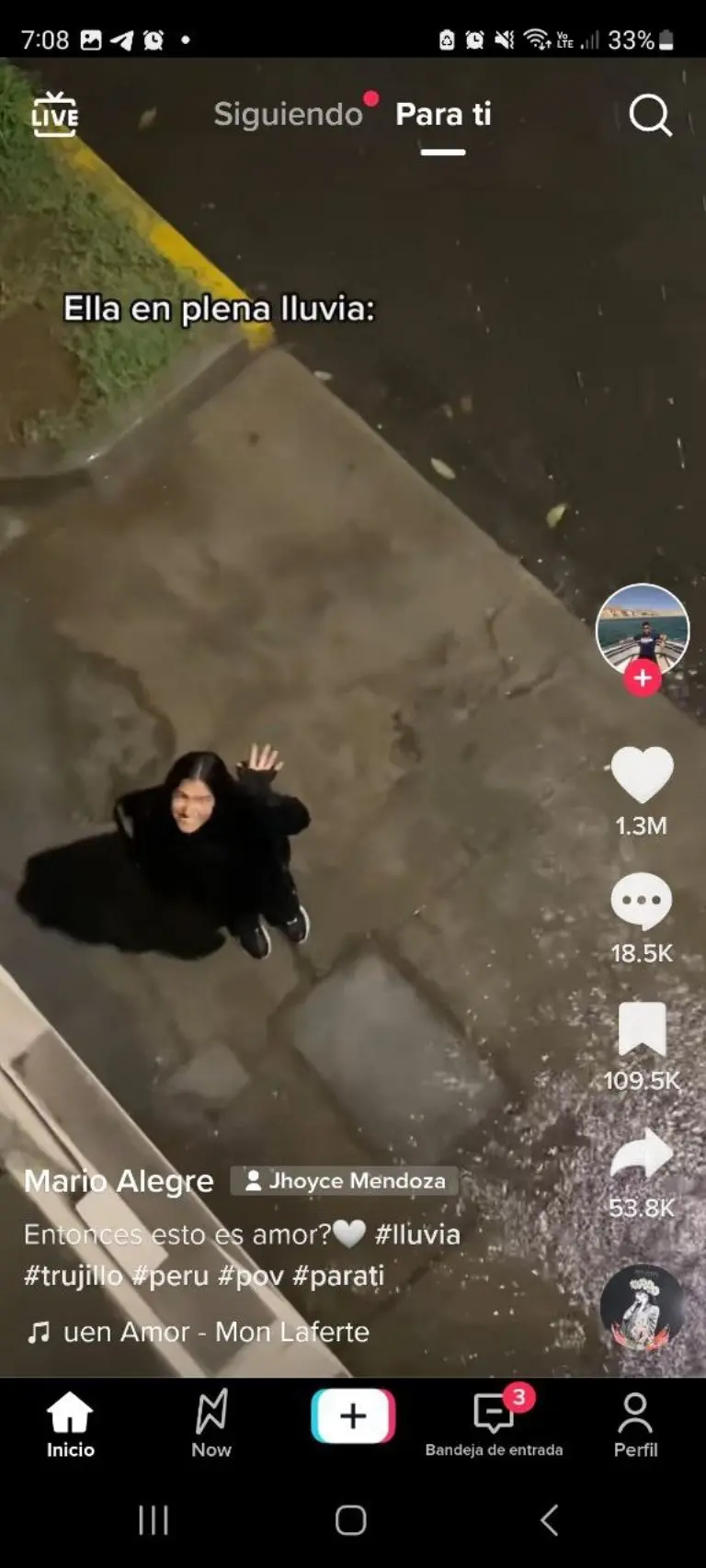 Joven va a casa de novio en plena tormenta - Tomada de video