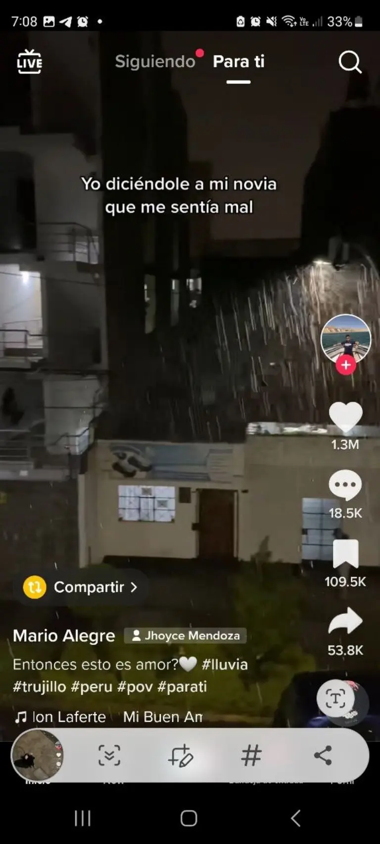 Joven va a casa de novio en plena tormenta - Tomada de video
