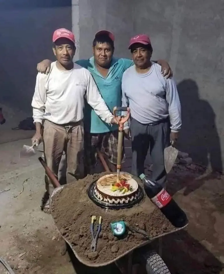 Albañiles celebran cumpleaños - @planoinformativo