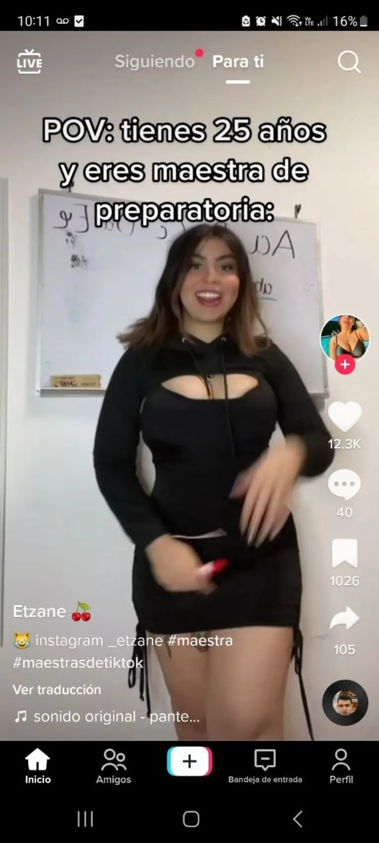 Maestra exhibe mensajes de alumnos - Tomada de video