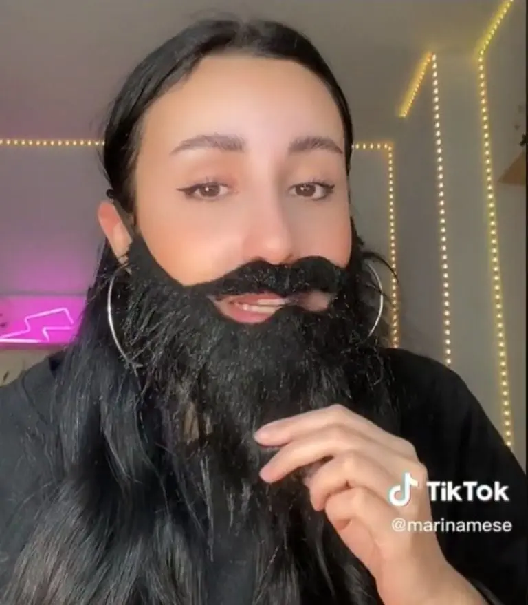 "Tú me ves así por la calle y tú no te acercas. Tú no te acercas. Doy bastante miedo. Además, estoy muy sexy. Eso es algo que se sabe", expresó Marina. Fuente: Tik Tok @marinamese