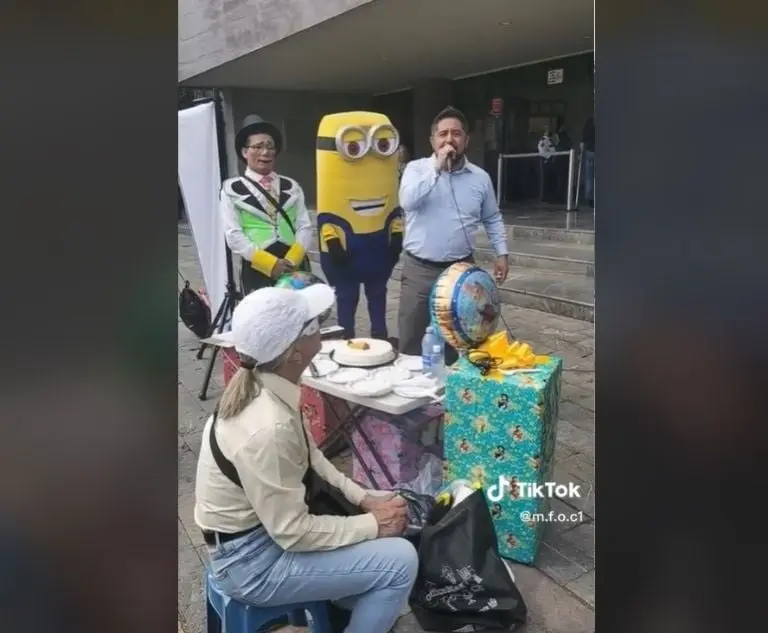 Papá celebra cumpleaños de su hijo afuera de un juzgado (TikTok)