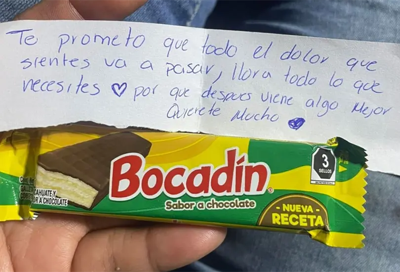 El joven comenz&oacute; a llorar en medio del vag&oacute;n debido a que su pap&aacute; acababa de fallecer y una usuaria lo sorprendi&oacute; con un hermoso gesto que le provoc&oacute; una sonrisa