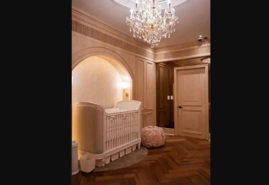 Los tapetes redondos en tono gris son de la marca Feizy 