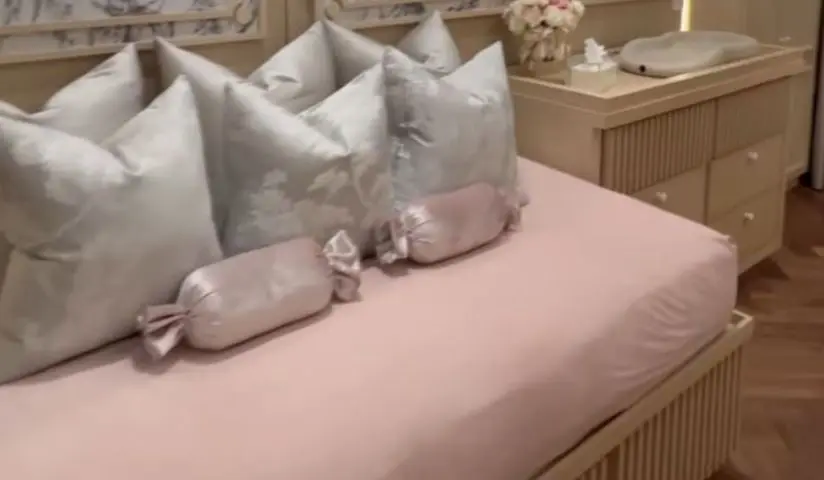 Cuenta con una cama individual, cuyo cobertor fue provisto por el estudio de diseño de interiores Tapissimo. 