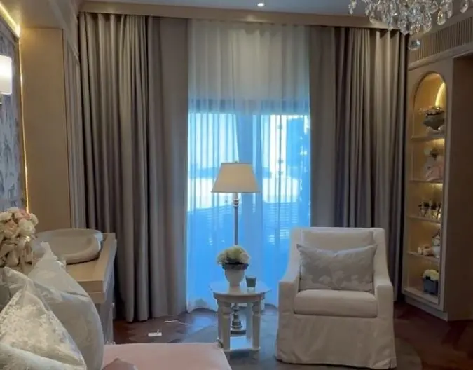 Las cortinas en tonos claros son de Aria Home.