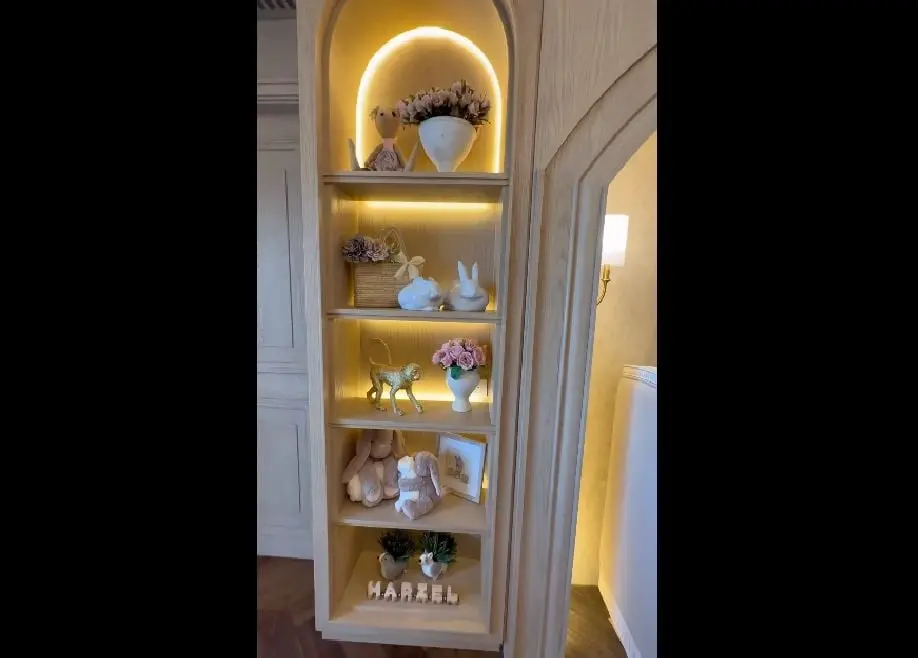 La habitación tiene dos nichos, los cuales tienen decoración floral y objetos como monos  y otras figuras en cerámica, los cuales provienen de Home and Garden. 