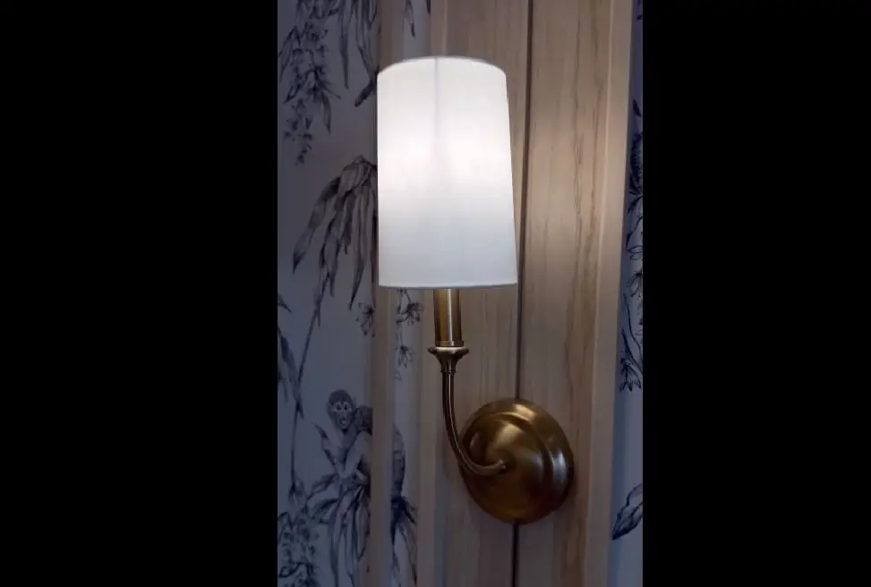 El arco de la cuna, la zona del cambiador, los nichos y otras partes de la habitación cuenta con lámparas de pared que rondan los 7 mil pesos cada una y tiras Led que cambian la intensidad de la luz a control remoto. 