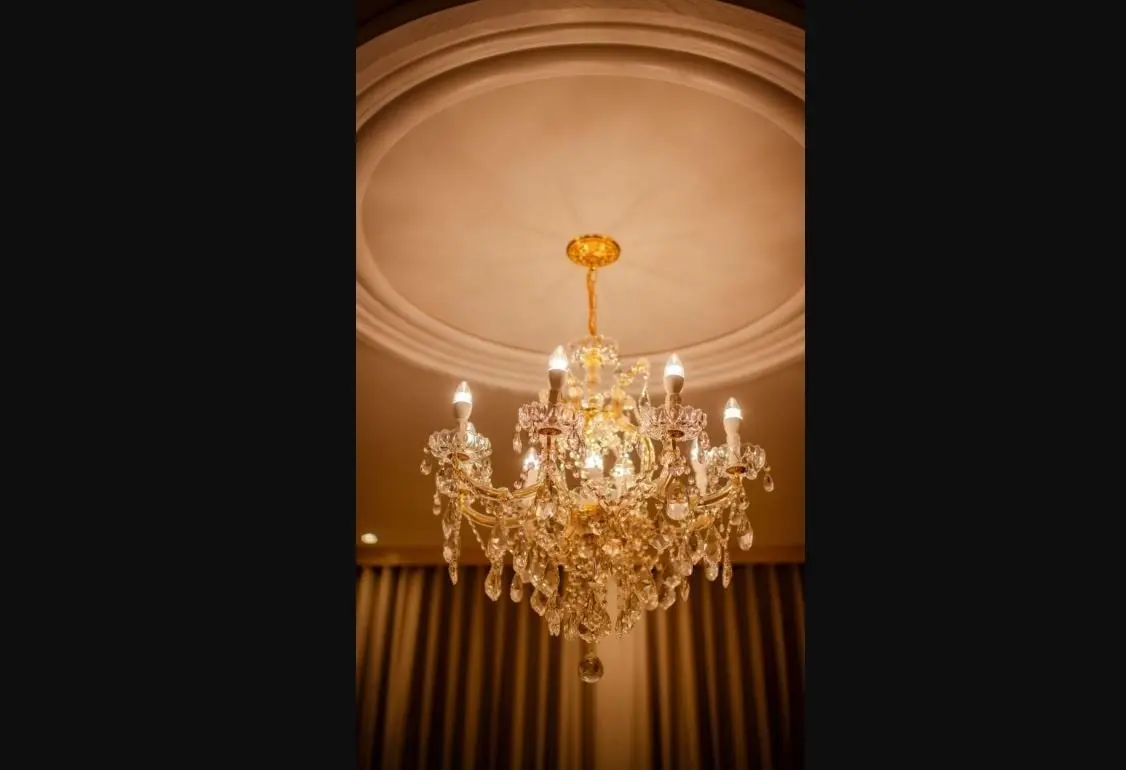 Tanto esto, como el lujoso candil que, sin duda, es el punto focal de la habitación, estuvieron a cargo de Bulbo Lighting. El candil es el modelo Maria Theresa, mide 71×69 cm y tiene un costo de 2,784 dólares, alrededor de 52,600 pesos.