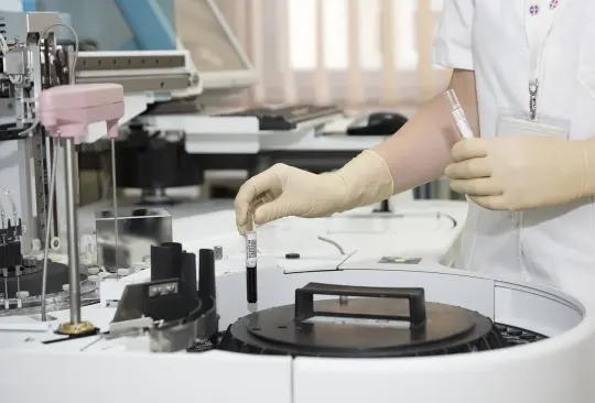 El estudio también indica que el uso de células madres de sangre de cordón umbilical aumenta la posibilidad de curar el VIH en personas de todos los orígenes raciales. El estudio también indica que el uso de células madres de sangre de cordón umbilical aumenta la posibilidad de curar el VIH en personas de todos los orígenes raciales.