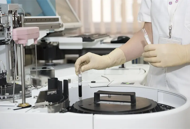 El estudio también indica que el uso de células madres de sangre de cordón umbilical aumenta la posibilidad de curar el VIH en personas de todos los orígenes raciales. El estudio también indica que el uso de células madres de sangre de cordón umbilical aumenta la posibilidad de curar el VIH en personas de todos los orígenes raciales.