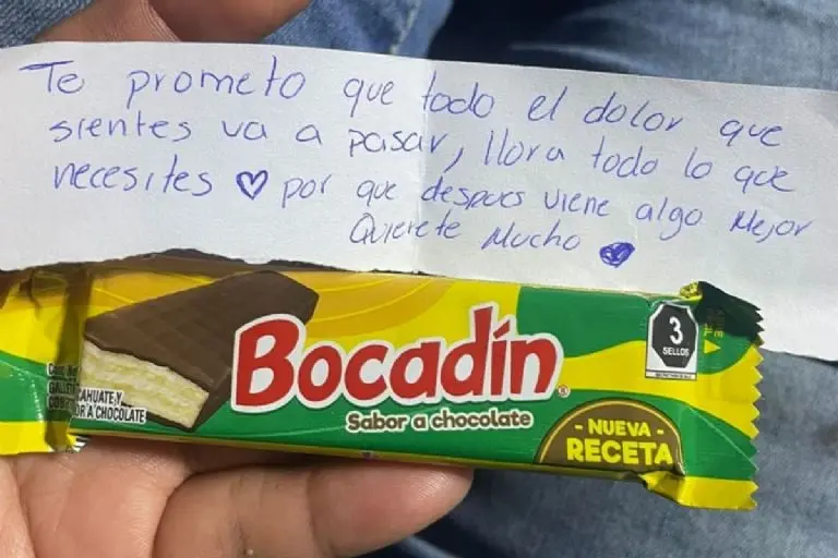 Chica consuela a joven que lloraba en Línea 3 del Metro - Metro Tacubaya Facebook