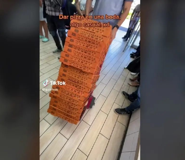 Novios dan pizza en su boda (TikTok)