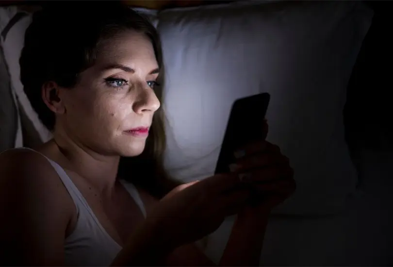 D&iacute;a Mundial del Sue&ntilde;o: Por qu&eacute; no debes ver tu celular antes de dormir. 