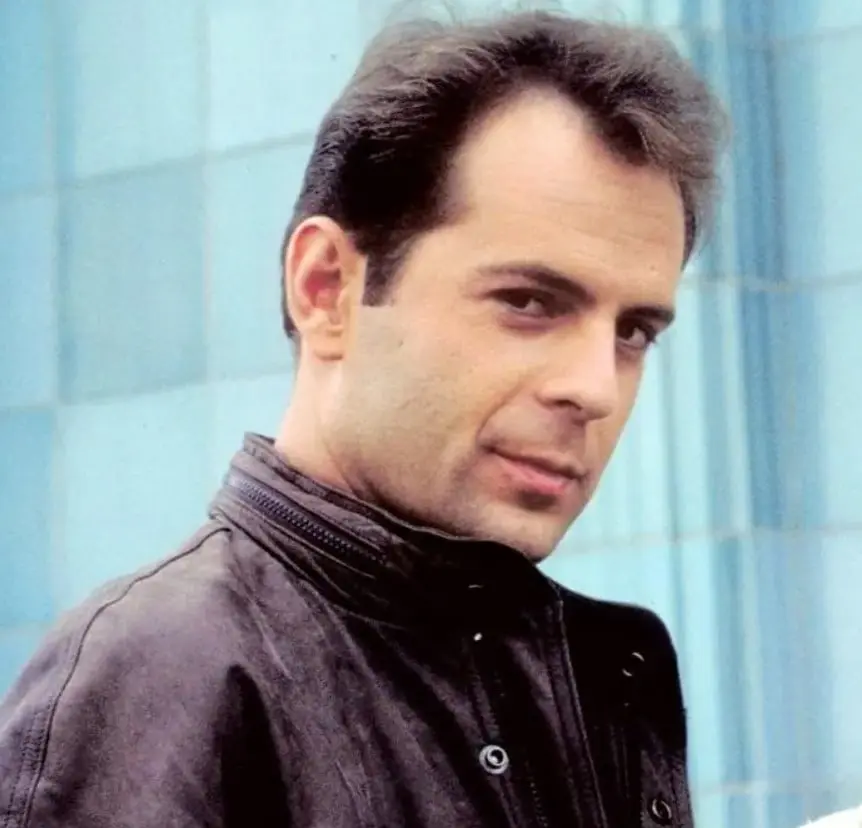 Aunque el éxito lo alcanzó en Estados Unidos, él nació en Alemania. Aunque el éxito lo alcanzó en Estados Unidos, él nació en Alemania.