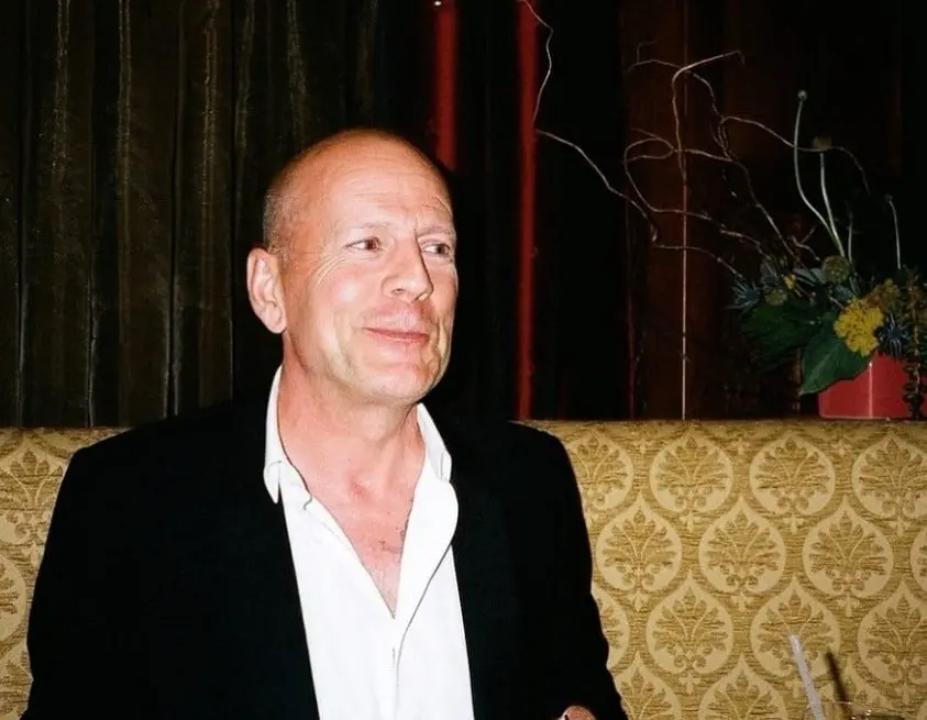 En 1998 Demi y Bruce anunciaron el fin de su matrimonio. En 1998 Demi y Bruce anunciaron el fin de su matrimonio.