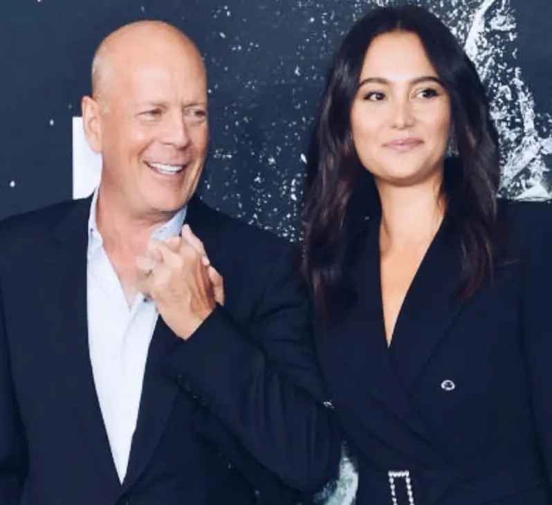 Actualmente continúa casado con Emma y tienen dos hijas pequeñas. Actualmente continúa casado con Emma y tienen dos hijas pequeñas.