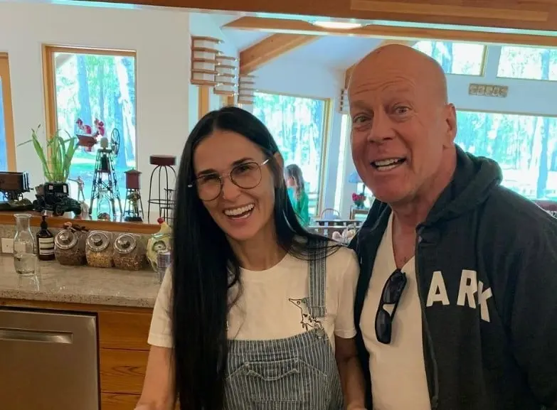 Bruce y Demi continuaron siendo amigos después de su divorcio y la actriz también mantiene una amistad con Emma. Bruce y Demi continuaron siendo amigos después de su divorcio y la actriz también mantiene una amistad con Emma.
