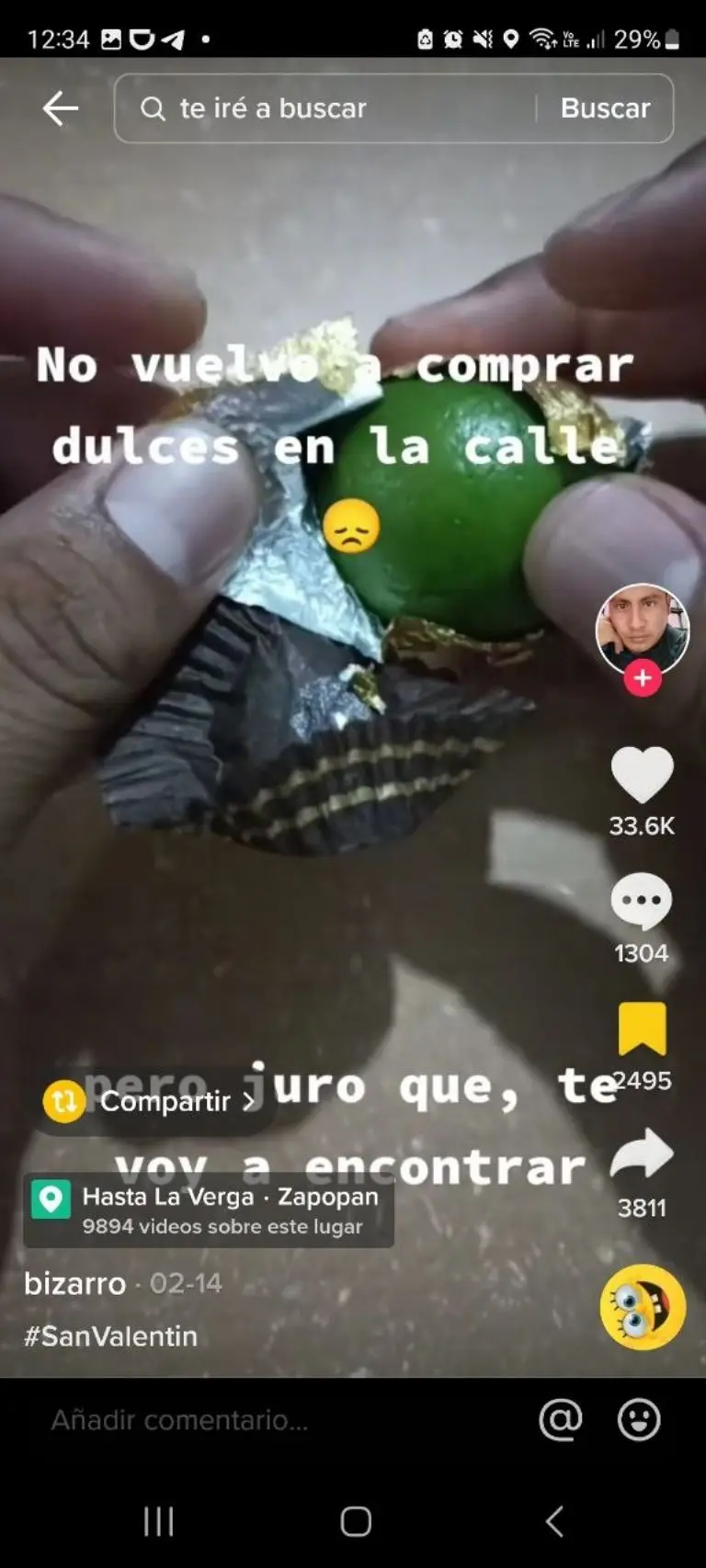 Hombre compra chocolate y le dan un limón - Tomada de video