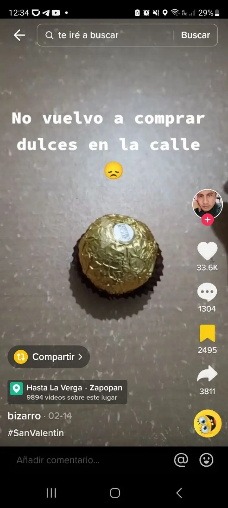 Hombre compra chocolate y le dan un limón - Tomada de video