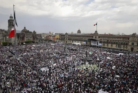 Llegan al Zócalo simpatizantes de AMLO Llegan al Zócalo simpatizantes de AMLO
