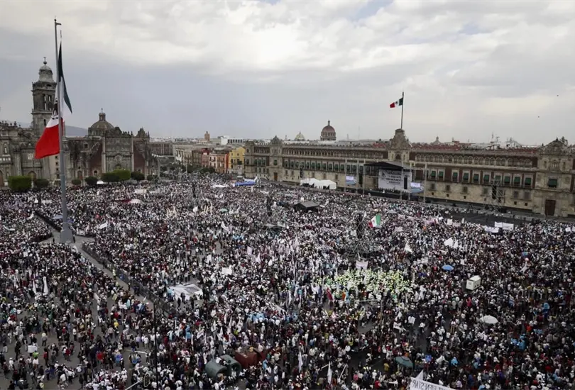 Llegan al Zócalo simpatizantes de AMLO Llegan al Zócalo simpatizantes de AMLO