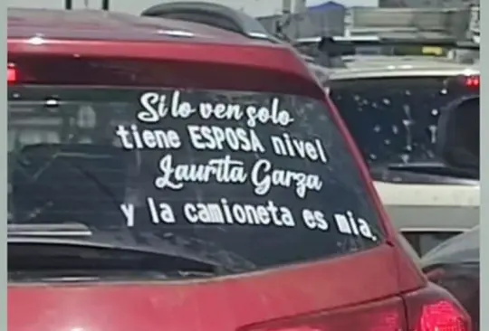 Mujer lanza advertencia con calca en su camioneta y se vuelve viral 