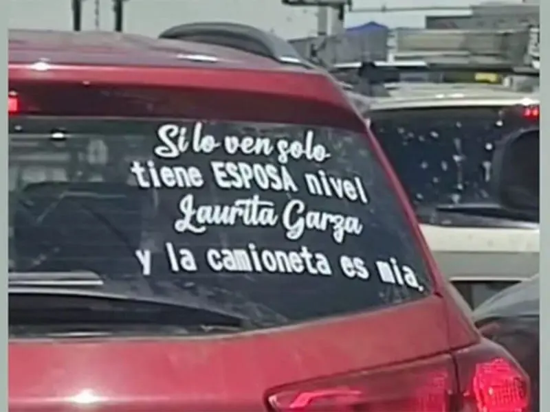 Mujer lanza advertencia con calca en su camioneta y se vuelve viral Mujer lanza advertencia con calca en su camioneta y se vuelve viral