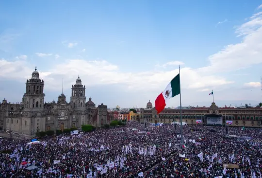  Miles de simpatizantes acudieron al Zócalo de la Ciudad de México para conmemorar 85 años de la Expropiación Petrolera. 