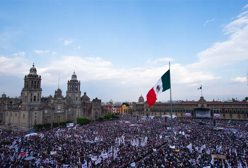  Miles de simpatizantes acudieron al Z&oacute;calo de la Ciudad de M&eacute;xico para conmemorar 85 a&ntilde;os de la Expropiaci&oacute;n Petrolera. 