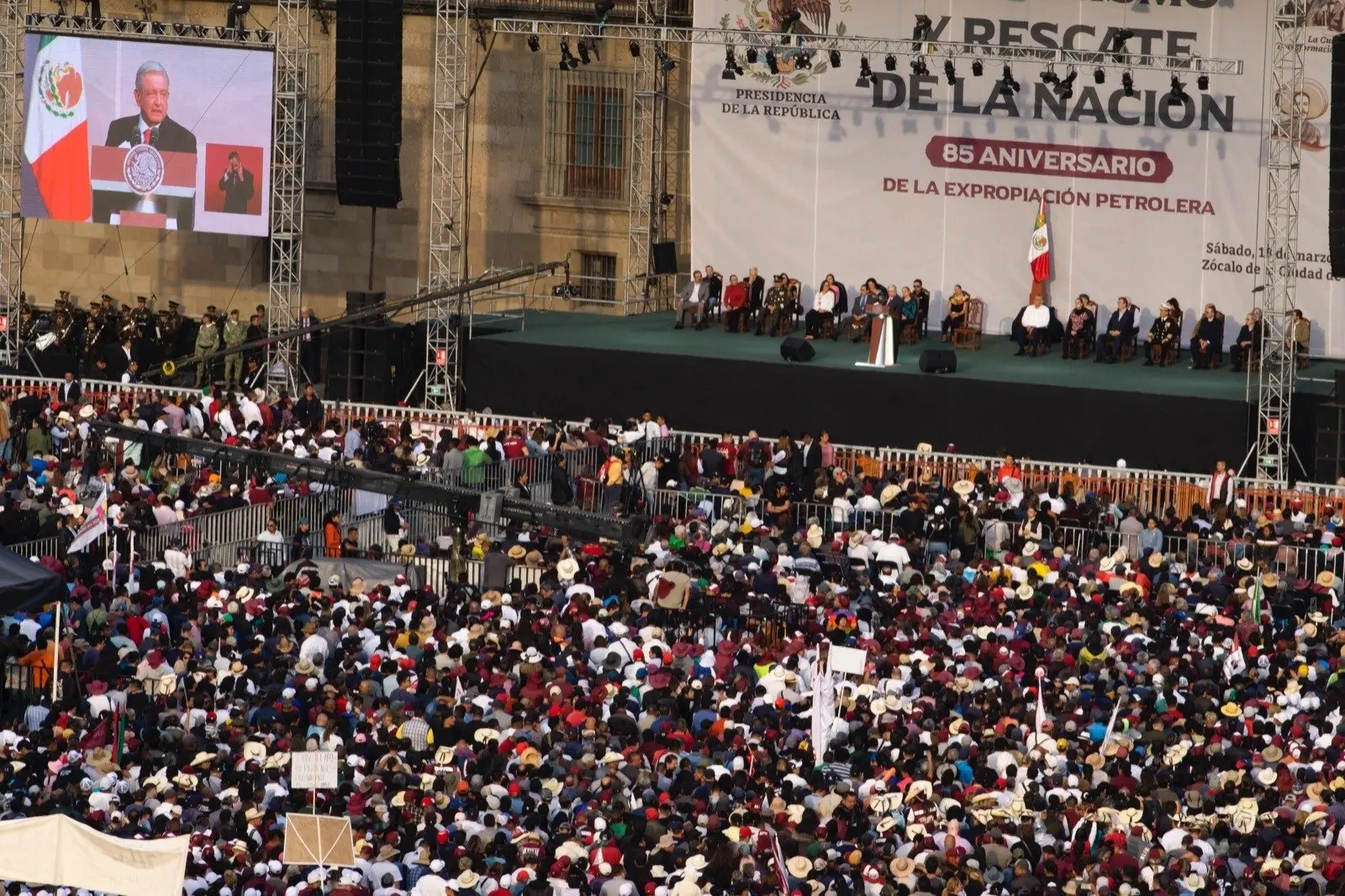 Así se encontraba la explanada capitalina a tan solo una hora de dar comienzo al mensaje de AMLO conmemorando la Expropiación Petrolera. 