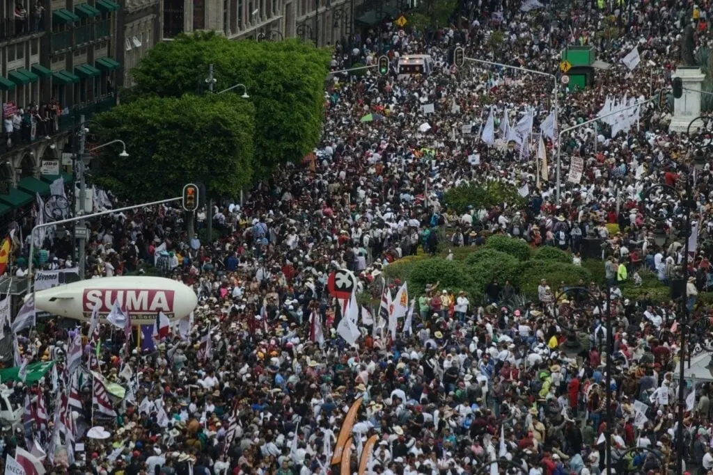 Miles de asistentes a la espera de que de inicio el mitin encabezado por AMLO 