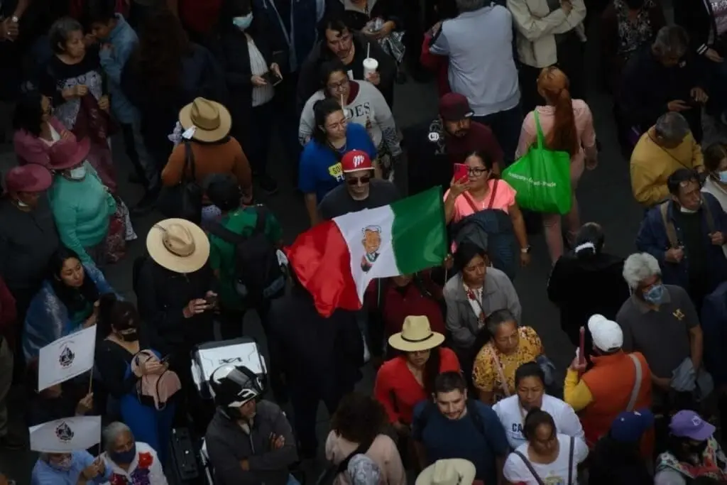  Simpatizantes de Morena fueron captados llegando al punto de encuentro con banderas. 