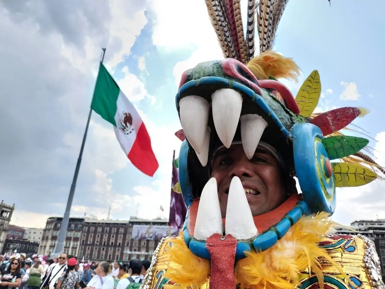 Algunos asistentes portaban disfraces relacionados a la cultura popular mexicana. 