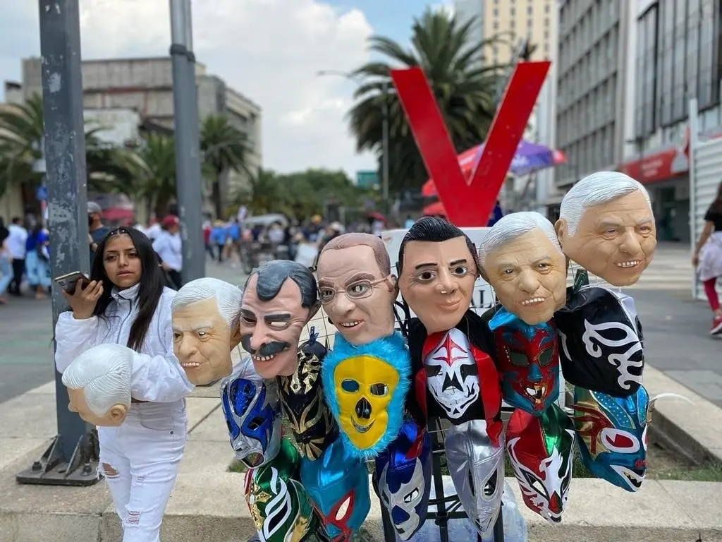 El mitin no pasó desapercibido para los vendedores ambulantes quienes ofrecían varios artículos de AMLO. 