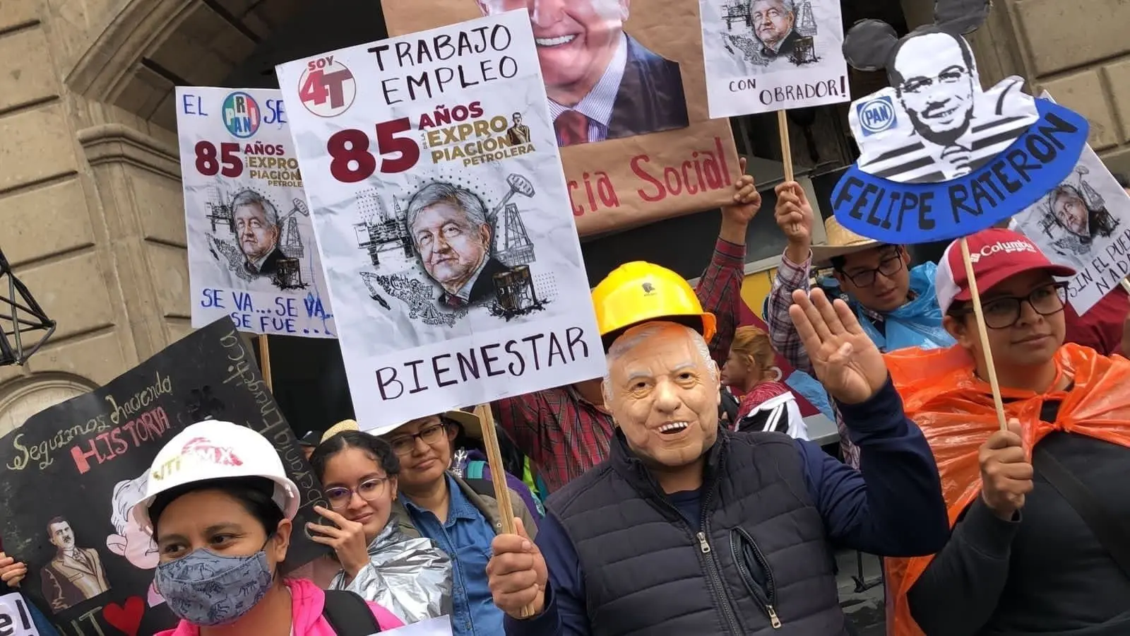 Simpatizantes del mandatario celebrando 85 años de la Expropiación Petrolera. 