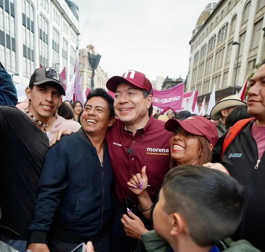 El presidente de Morena, Mario Delgado en compañía de algunos asistentes a la marcha. 