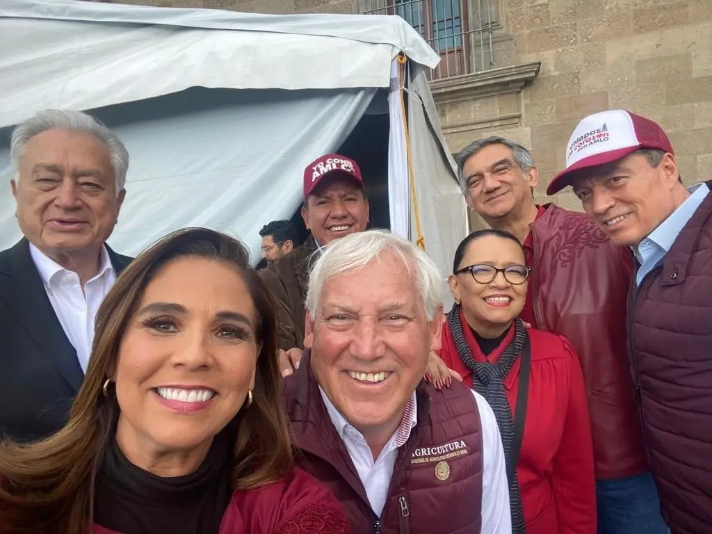 Mara Lezama, gobernadora del estado de Quintana Roo y otros funcionarios en la marcha del 18 de Marzo. 