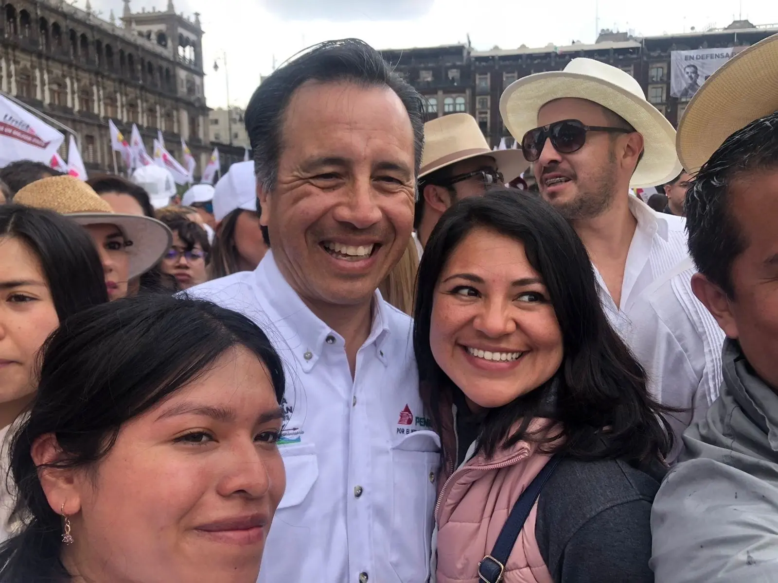 El gobernador de Veracruz, Cuitláhuac García llegó al Zócalo junto a un contingente de veracruzanos que celebraron junto al presidente. 