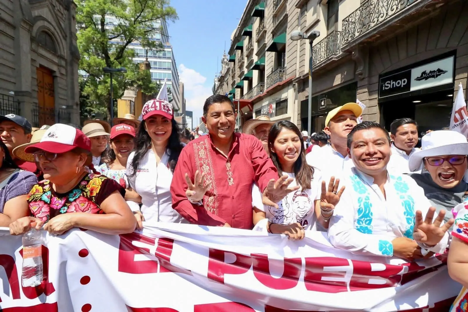 El Gobernador de Oaxaca, Salomón Jara Cruz, fue otro de los mandatarios asistentes a la conmemoración de la Expropiación Petrolera. 