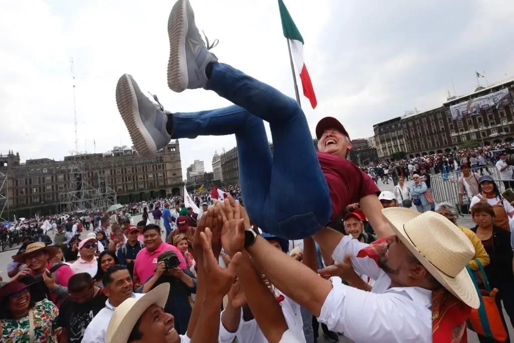 Música, baile y pequeños desfiles fueron algunas de las presentaciones que realizaron los múltiples contingentes rumbo al Zócalo. 
