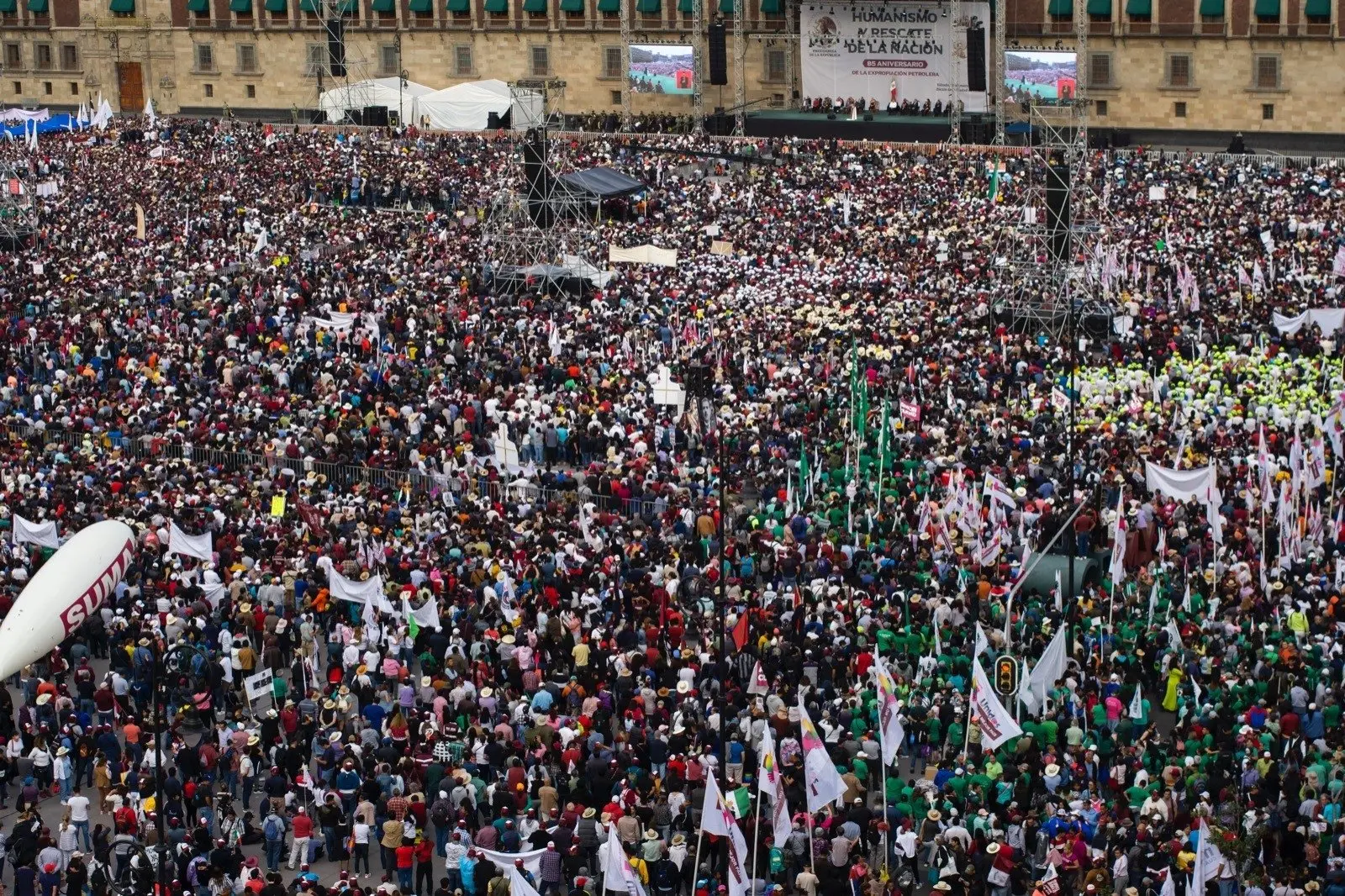Al término del discurso del presidente López Obrador, los manifestantes comenzaron a desplegarse por la Plaza de la Constitución. 