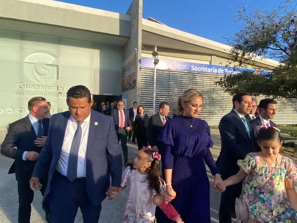 El gobernador y su esposa a su arribo al quinto informe de gobierno 