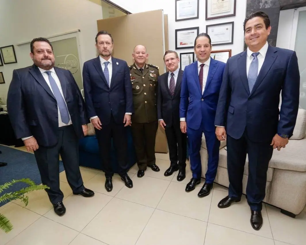 El ex gobernador de Querétaro también fue otro de los presentes en el informe de gobierno. 
